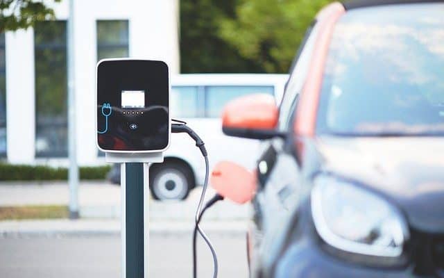 ¿Son los combustibles sintéticos una alternativa al coche eléctrico?