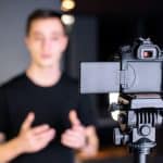 hombre hablando frente a camara