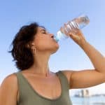 mujer bebiendo agua