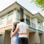 Pareja compra casa
