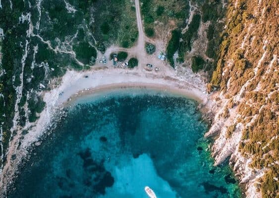 Descubre las mejores calas para navegar con un barco alquilado
