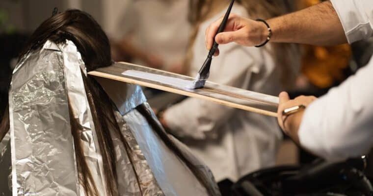 Decoloración del cabello: qué le ocurre a tu pelo y cómo recuperarlo después