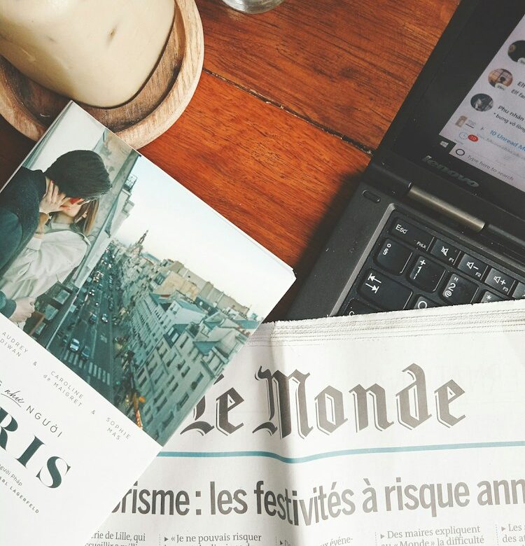 Mesa de trabajo con periódico y móvil donde se preparan los artículos de Librezale
