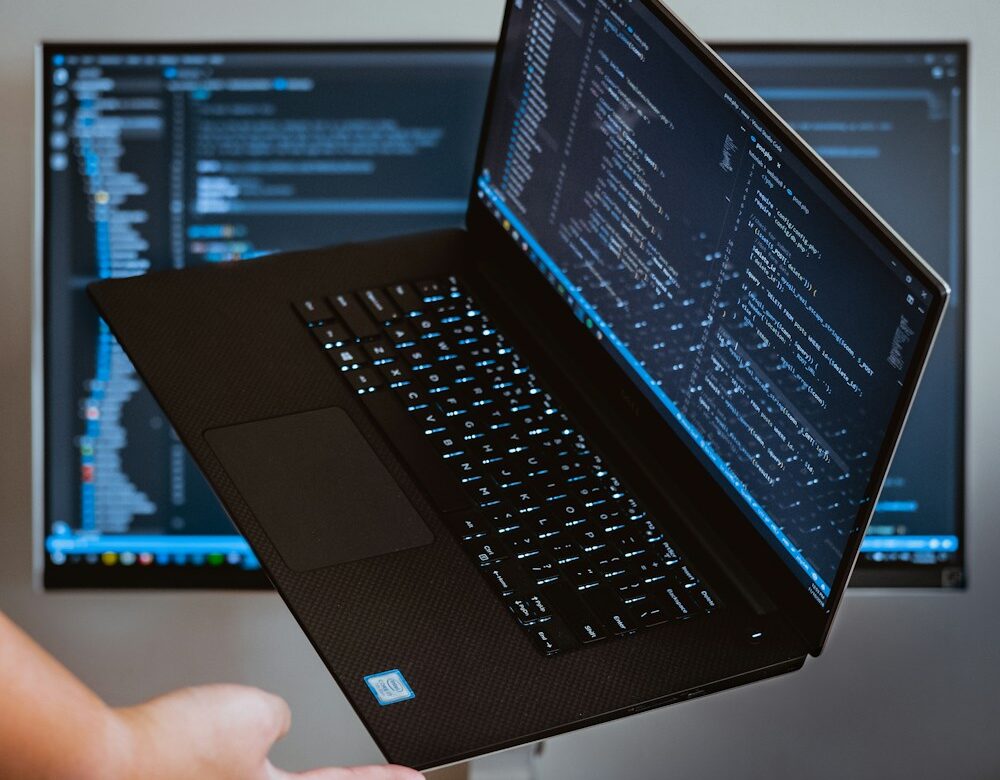 Portátil con código de un programa de software libre en pantalla