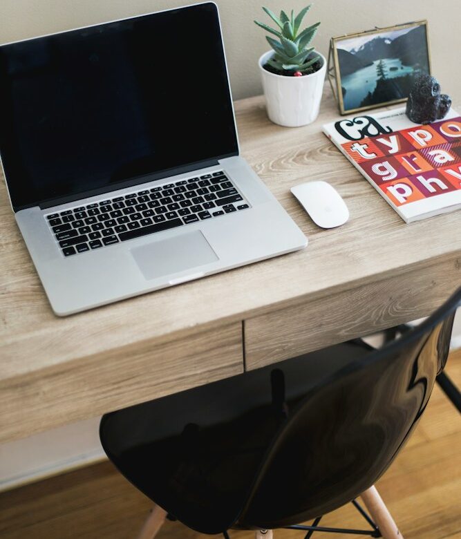 Portátil en un escritorio listo para configurar el correo con Thunderbird